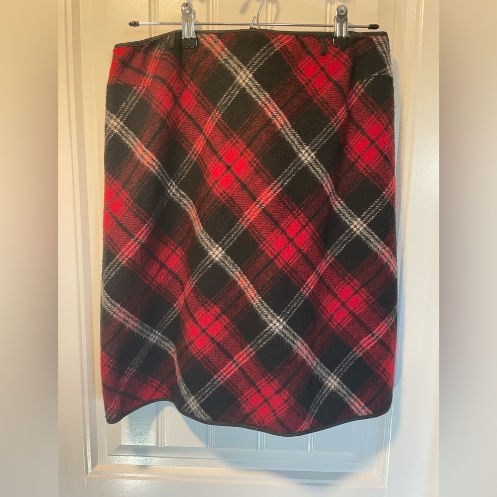 Bloomingdales Tahari Wool Pencil Skirt Lined Tartan Plaid Red Black 6 Academia